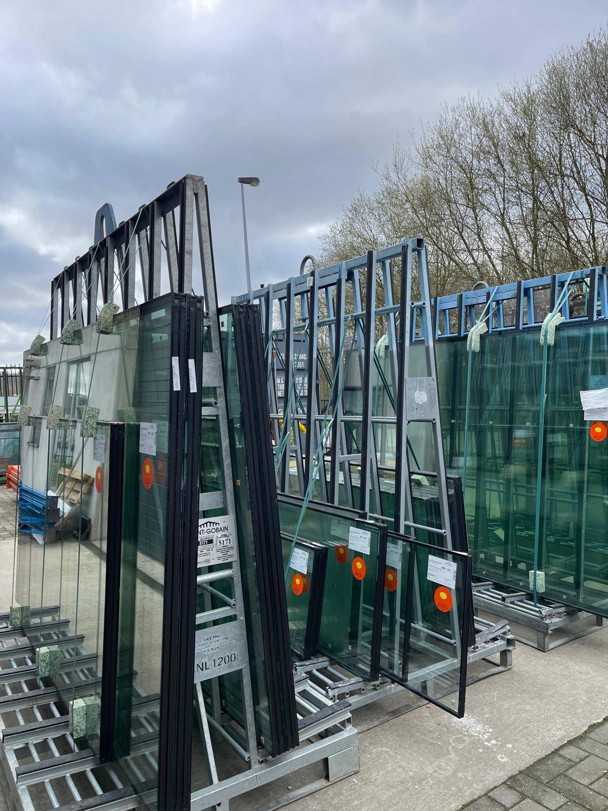 Détail d'un châssis aluminium double vitrage installé