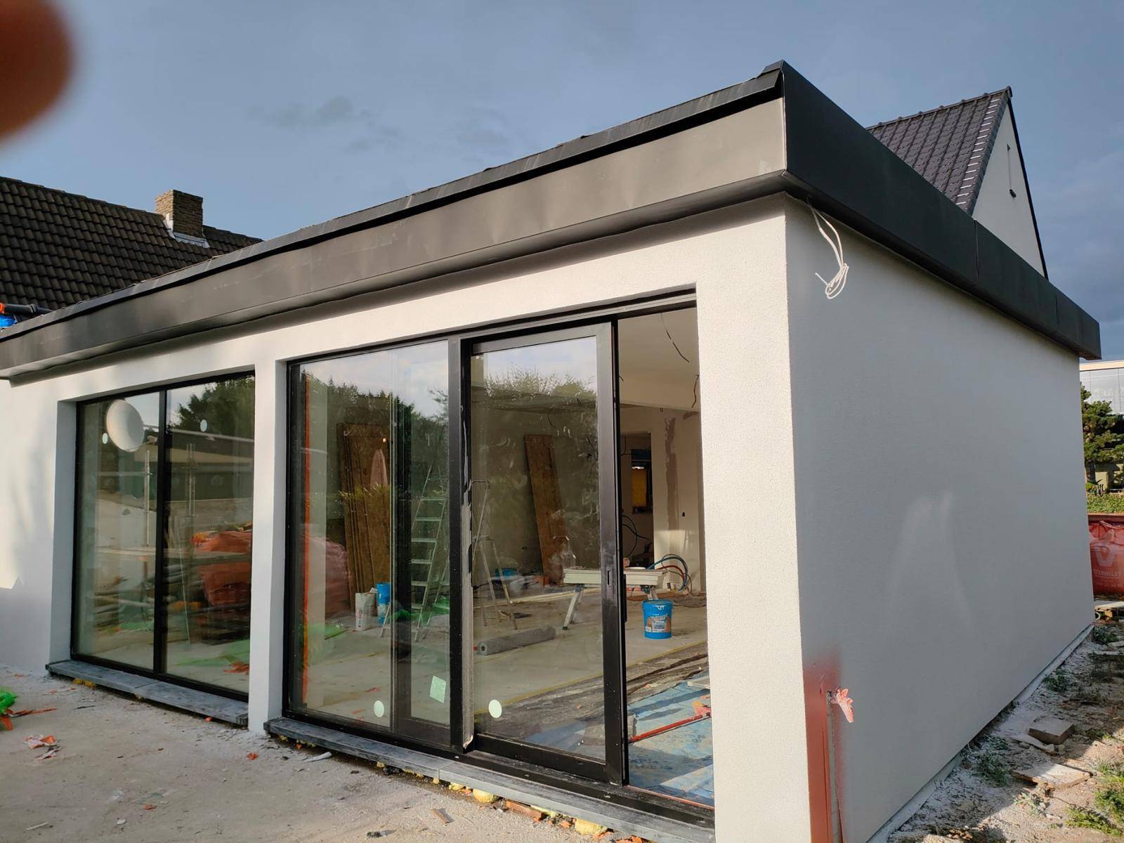 Vue d'ensemble d'une façade rénovée avec nouveaux châssis