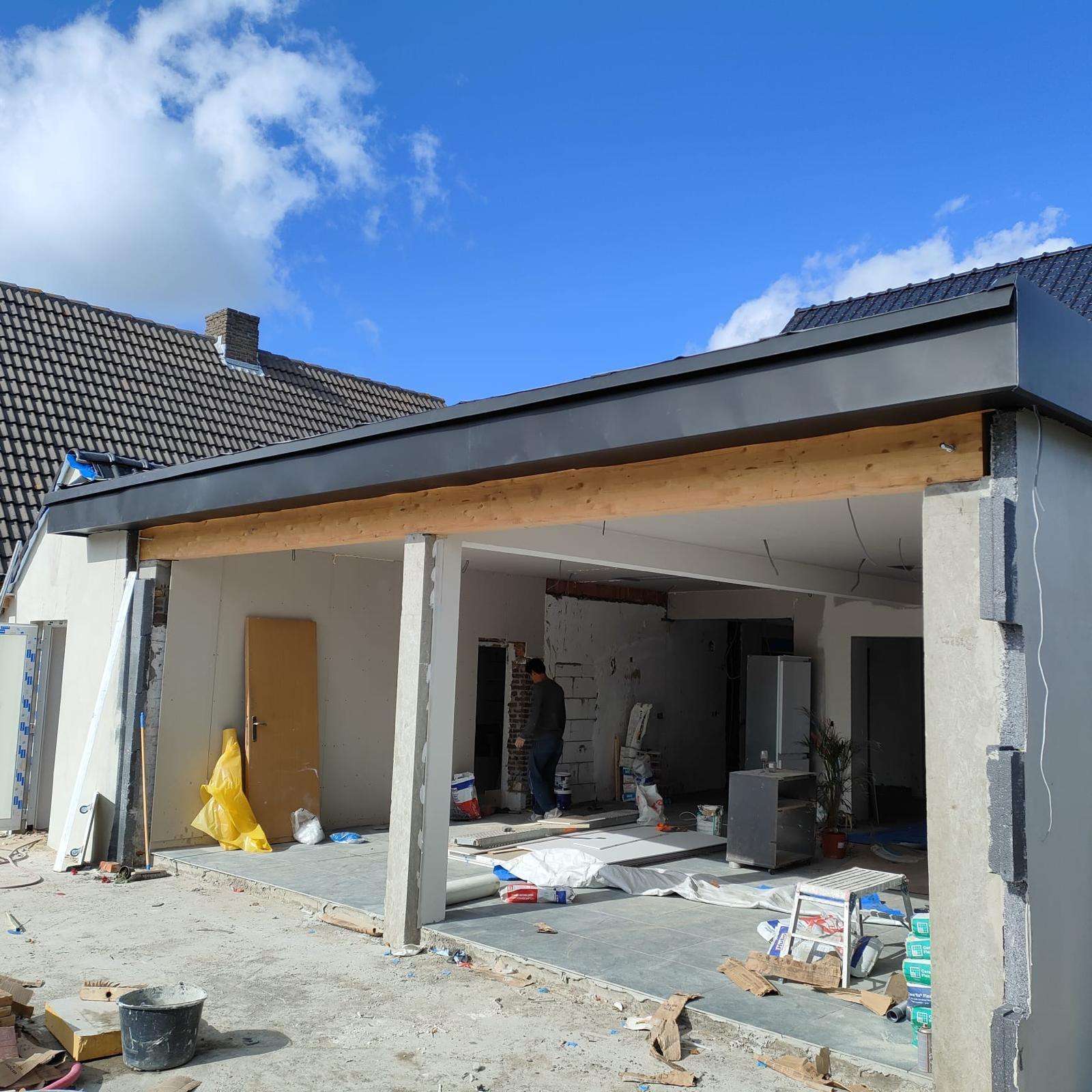 Vue d'ensemble d'une façade rénovée avec nouveaux châssis